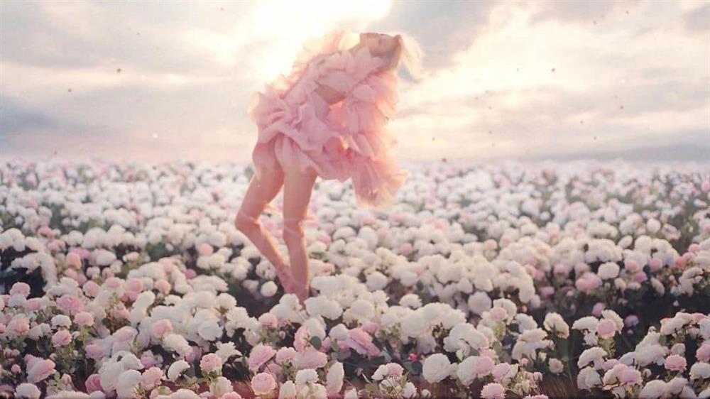 Bóc giá hàng hiệu BLACKPINK Rosé mặc trong MV On The Ground-2