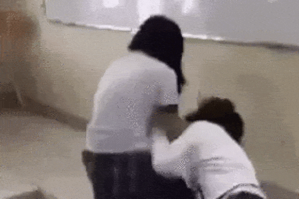 Clip: Nữ sinh lớp 10 bị bạn đánh tơi tả, cả lớp chỉ đứng nhìn-1