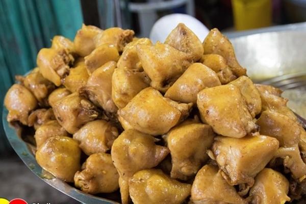 Cảnh xử lý bộ phận ngon nhất trên con gà gây tranh cãi-4