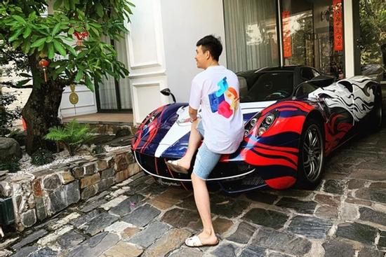 Minh Nhựa tạo trend BST siêu xe hàng trăm tỷ: Bộ anh tính không cho ai đu phỏng?