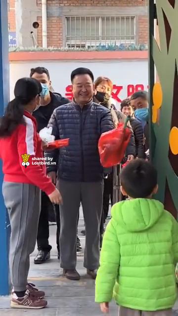 Tan chảy trước hình ảnh cụ ông mua khủng long làm quà cho cháu sau mỗi ngày tan học-2