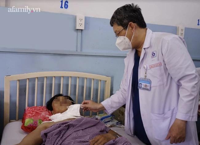 Đang sửa máy lạnh thì trượt chân, nam thanh niên bị thanh sắt dài 30cm đâm xuyên cổ nguy kịch-3