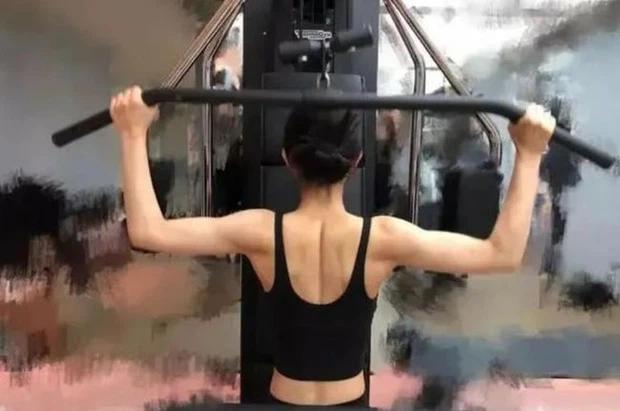 Triệu Lệ Dĩnh: Bắp tay đối lập visual ngọt ngào, ảnh tập gym còn gây choáng hơn-5