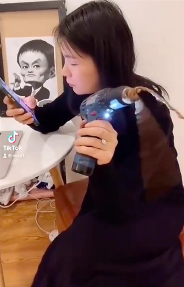 Lười nhớt thây nhưng mẹ lại nhờ canh hộ đồ ăn trong bếp, cô gái nghĩ ra cách té ngửa-1