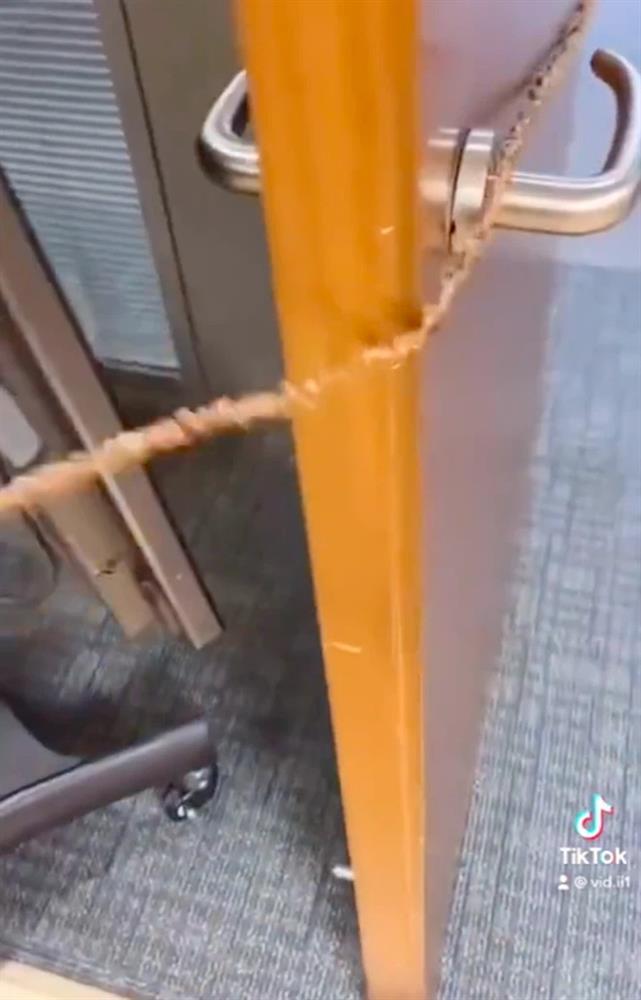 Lười nhớt thây nhưng mẹ lại nhờ canh hộ đồ ăn trong bếp, cô gái nghĩ ra cách té ngửa-2