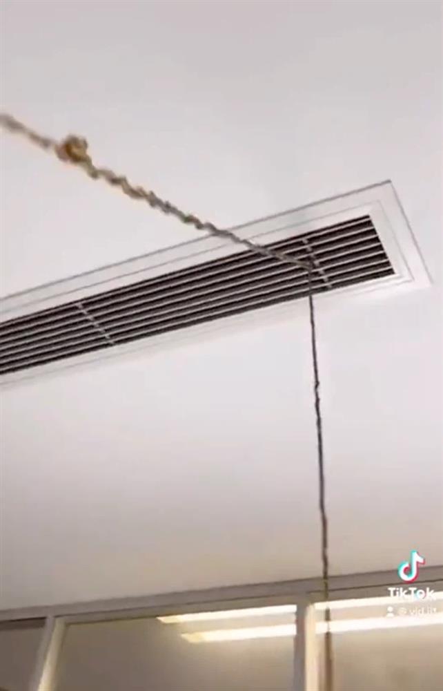 Lười nhớt thây nhưng mẹ lại nhờ canh hộ đồ ăn trong bếp, cô gái nghĩ ra cách té ngửa-3