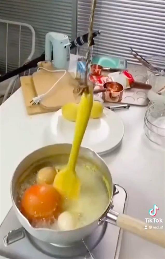 Lười nhớt thây nhưng mẹ lại nhờ canh hộ đồ ăn trong bếp, cô gái nghĩ ra cách té ngửa-4