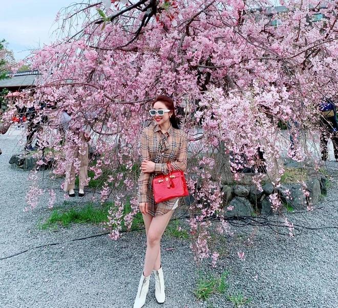 Có vợ 3 kém 16 tuổi xinh đẹp, giàu có cỡ này bảo sao Chi Bảo giải nghệ sớm-12