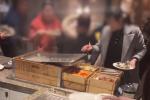 Đi ăn buffet, mấy chục thực khách Trung Quốc tranh giành khay hàu khiến đầu bếp choáng