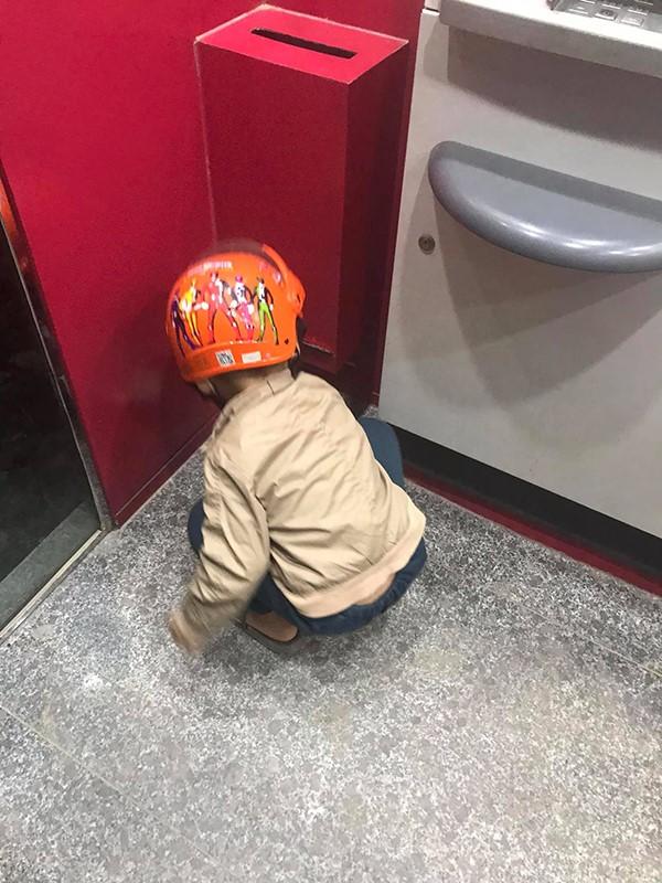 Hành động của bé trai hơn 4 tuổi tại cây ATM khiến người lớn phải xấu hổ-1