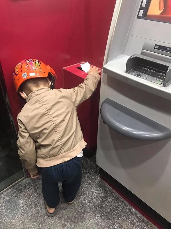 Hành động của bé trai hơn 4 tuổi tại cây ATM khiến người lớn phải xấu hổ-2