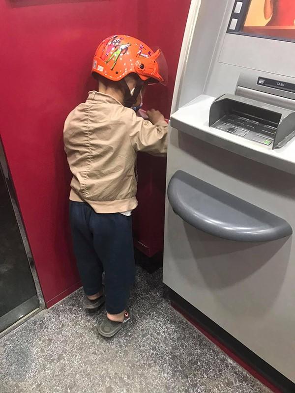 Hành động của bé trai hơn 4 tuổi tại cây ATM khiến người lớn phải xấu hổ-3