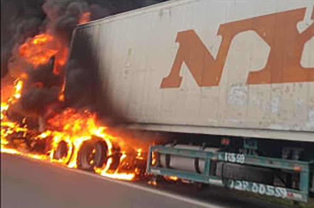 Xe container chở hàng đông lạnh cháy ngùn ngụt trên cao tốc Nội Bài - Lào Cai-1