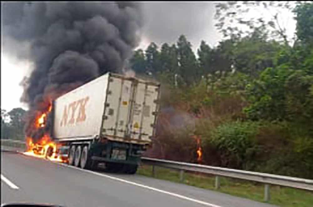 Xe container chở hàng đông lạnh cháy ngùn ngụt trên cao tốc Nội Bài - Lào Cai-2