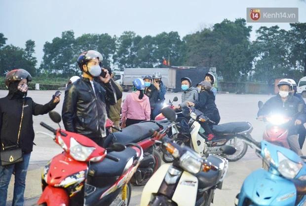 Hàng trăm người dân khai báo y tế, chờ vào lễ Chùa Hương trong ngày đầu mở cửa trở lại-1