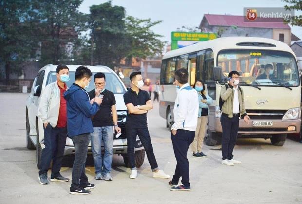 Hàng trăm người dân khai báo y tế, chờ vào lễ Chùa Hương trong ngày đầu mở cửa trở lại-2