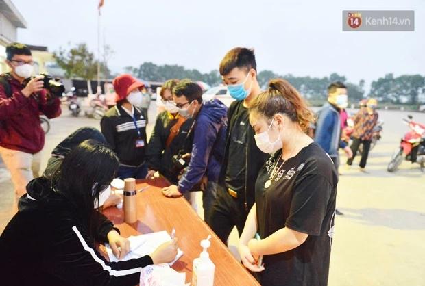 Hàng trăm người dân khai báo y tế, chờ vào lễ Chùa Hương trong ngày đầu mở cửa trở lại-3