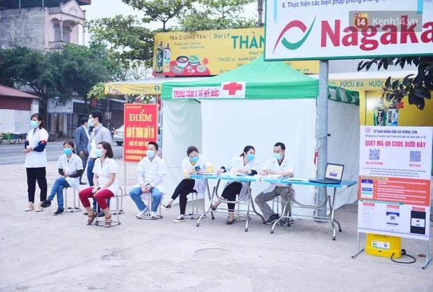 Hàng trăm người dân khai báo y tế, chờ vào lễ Chùa Hương trong ngày đầu mở cửa trở lại-9