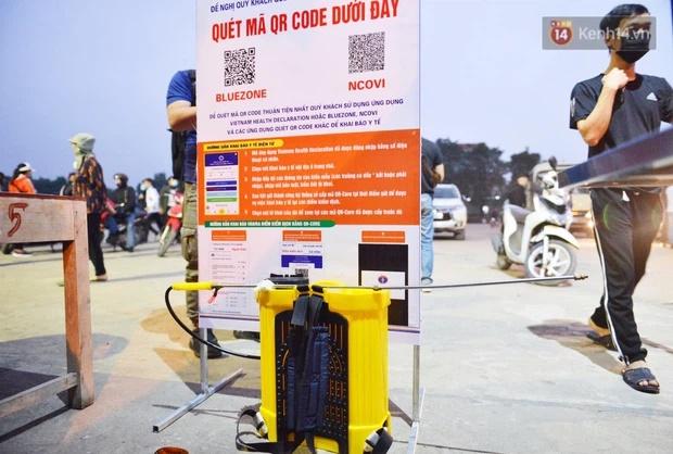 Hàng trăm người dân khai báo y tế, chờ vào lễ Chùa Hương trong ngày đầu mở cửa trở lại-10