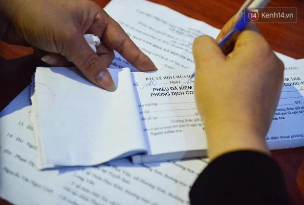 Hàng trăm người dân khai báo y tế, chờ vào lễ Chùa Hương trong ngày đầu mở cửa trở lại-4