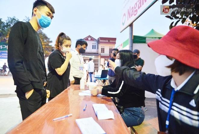 Hàng trăm người dân khai báo y tế, chờ vào lễ Chùa Hương trong ngày đầu mở cửa trở lại-5