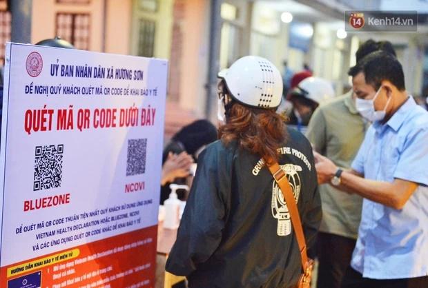 Hàng trăm người dân khai báo y tế, chờ vào lễ Chùa Hương trong ngày đầu mở cửa trở lại-6