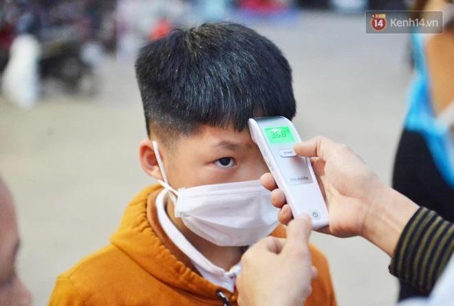 Hàng trăm người dân khai báo y tế, chờ vào lễ Chùa Hương trong ngày đầu mở cửa trở lại-7