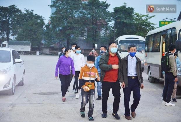 Hàng trăm người dân khai báo y tế, chờ vào lễ Chùa Hương trong ngày đầu mở cửa trở lại-8