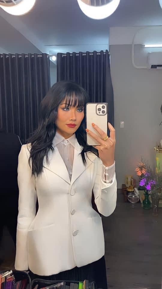 HHen Niê makeup đậm hết bị gọi là robot đến bản sao BB Trần-2