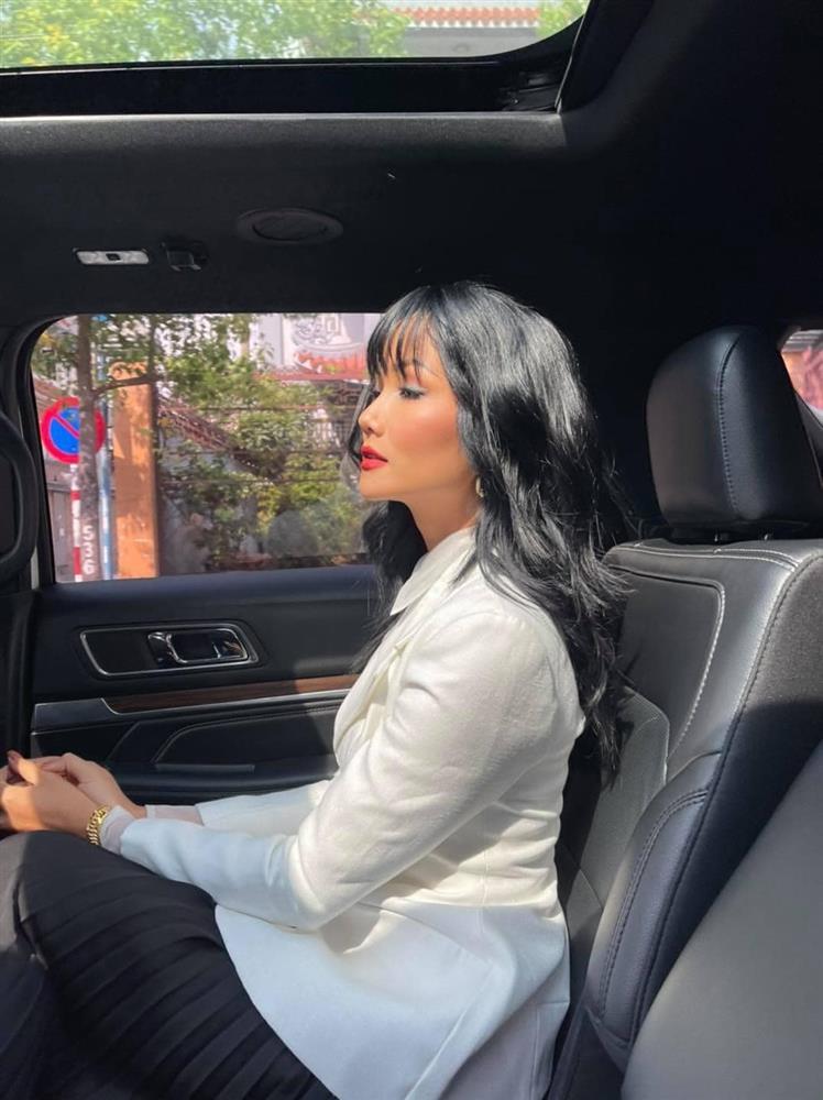 HHen Niê makeup đậm hết bị gọi là robot đến bản sao BB Trần-1