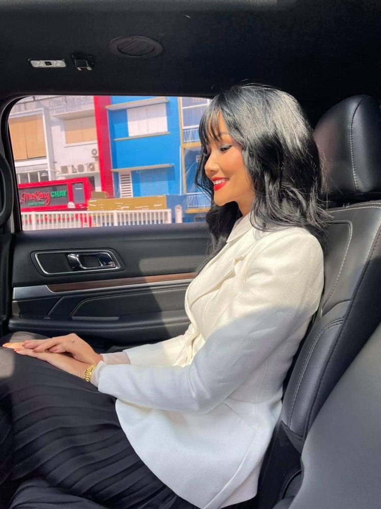 HHen Niê makeup đậm hết bị gọi là robot đến bản sao BB Trần-4