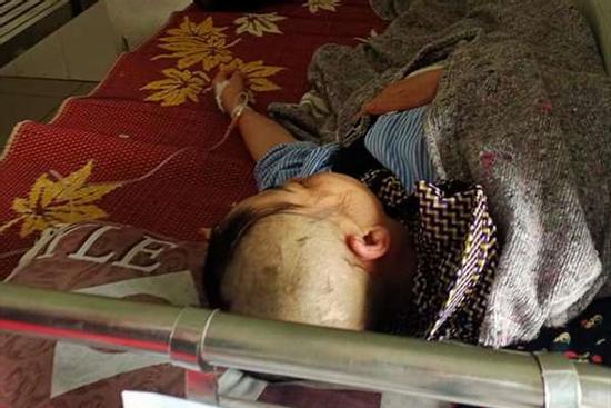 Hà Tĩnh: Đánh ghen kinh hoàng, người phụ nữ bị cạo trọc đầu, đánh gục phải nhập viện