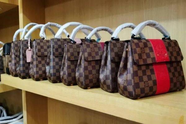 Cận cảnh kho hàng giả Adidas, Nike, Gucci, LV... ở Hà Nội của ông chủ 9x-10