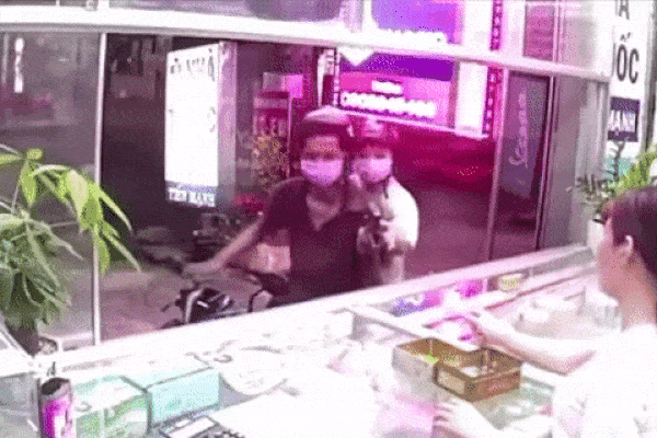 Clip: Cặp đôi cướp thuốc sinh lý rồi bỏ chạy khiến cô bán hàng 'đứng hình'