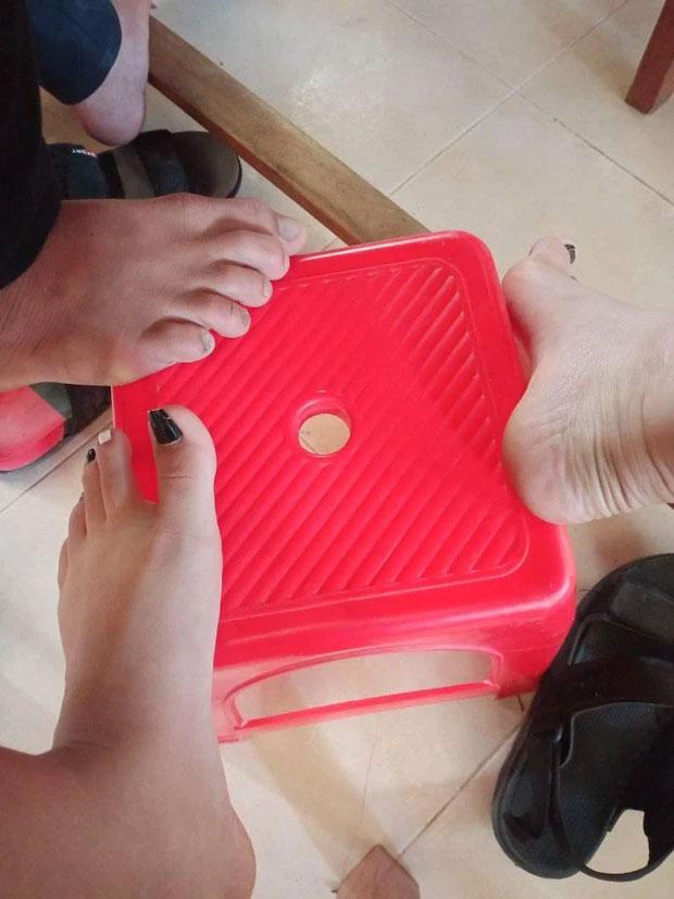 Ngọc Trinh thanh lý, dân mạng ùa vào pass ké dép tổ ong, khoai cắn dở-4