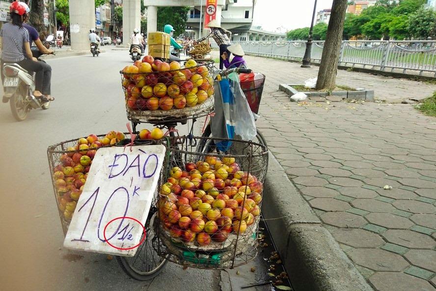 Những màn gây lú của hàng hoa quả vỉa hè, tưởng rẻ nhưng sự thật lại không thể ngờ-6