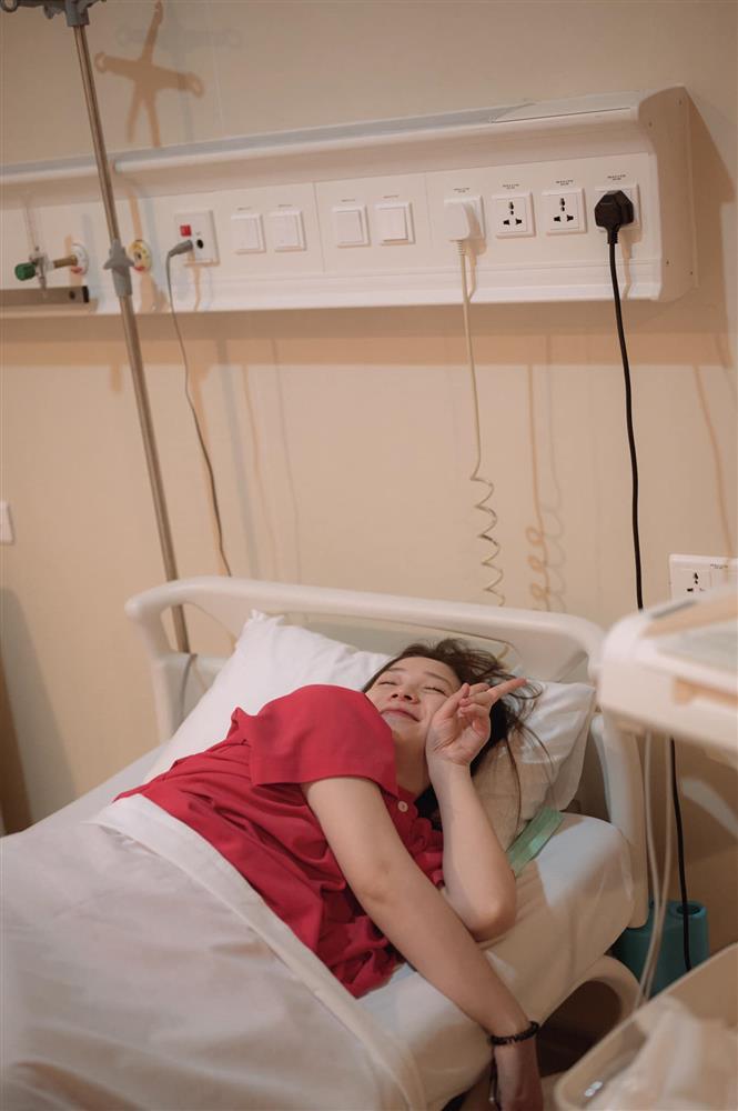 Cảnh JustaTee theo Trâm Anh vào phòng đẻ, tự cắt rốn cho con-2