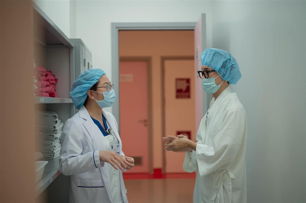 Cảnh JustaTee theo Trâm Anh vào phòng đẻ, tự cắt rốn cho con-8