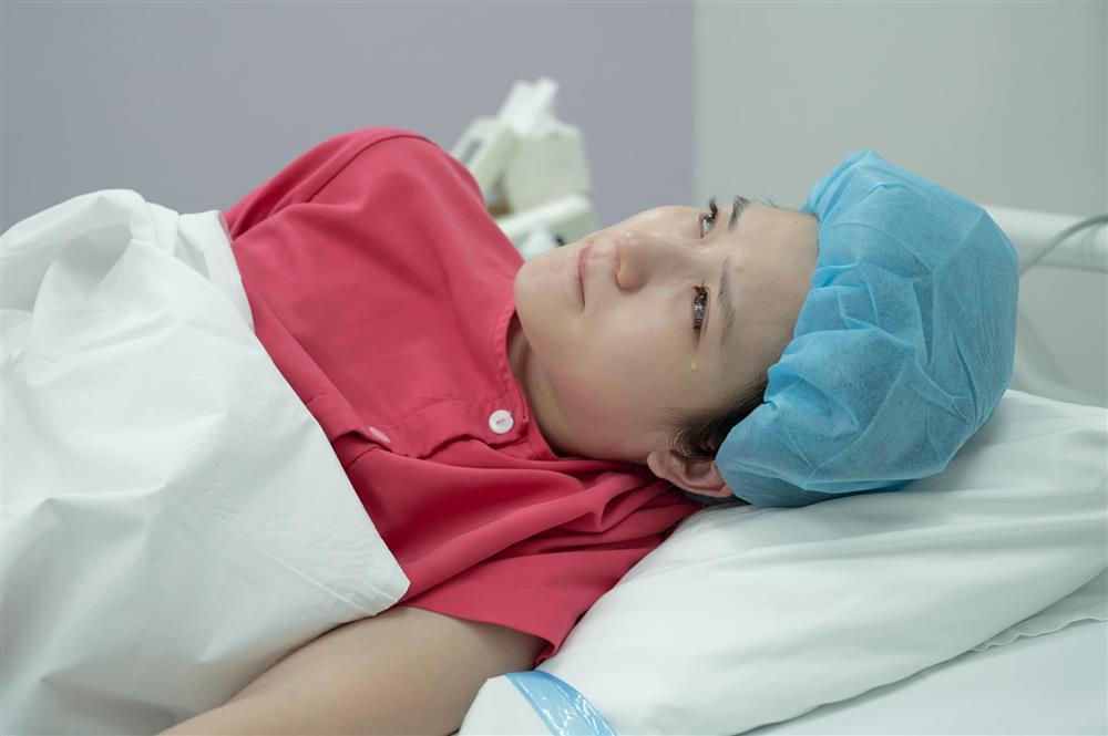 Cảnh JustaTee theo Trâm Anh vào phòng đẻ, tự cắt rốn cho con-9