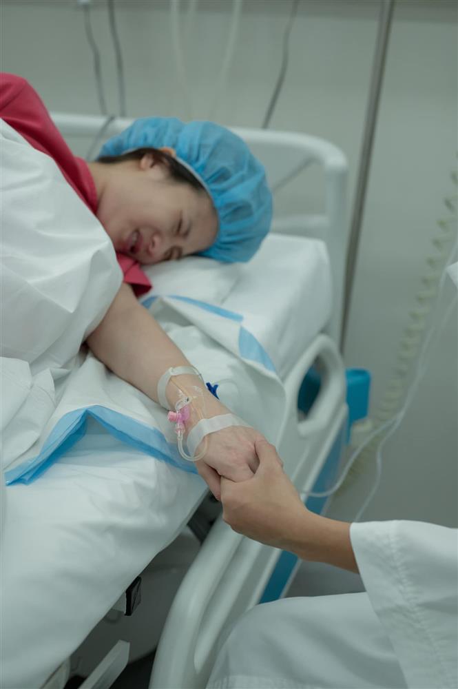 Cảnh JustaTee theo Trâm Anh vào phòng đẻ, tự cắt rốn cho con-10