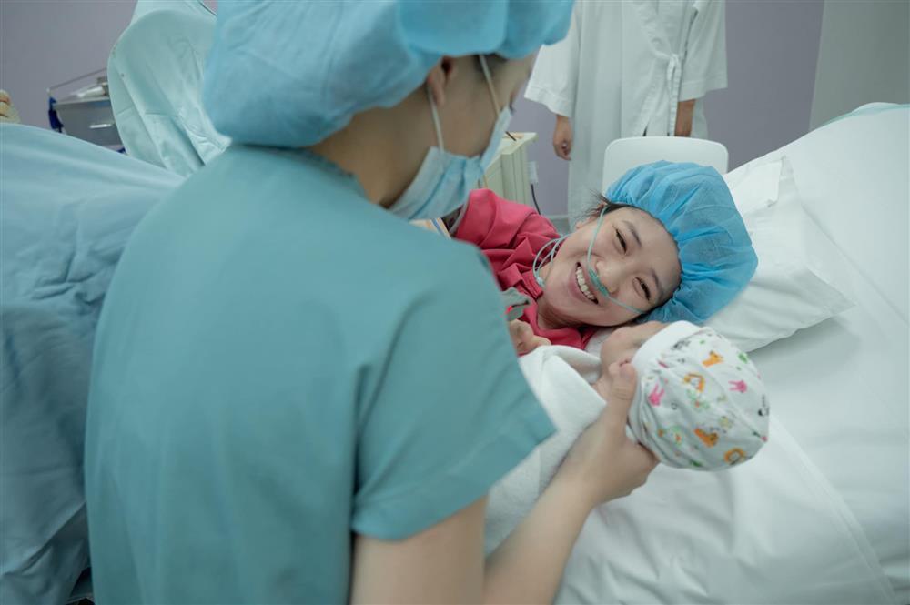 Cảnh JustaTee theo Trâm Anh vào phòng đẻ, tự cắt rốn cho con-11