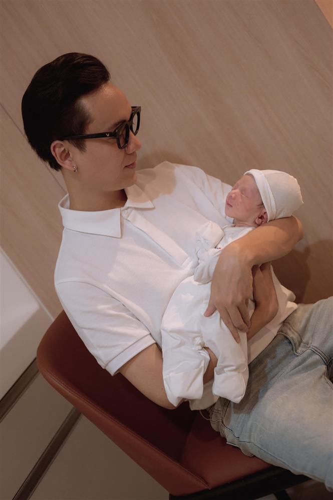 Cảnh JustaTee theo Trâm Anh vào phòng đẻ, tự cắt rốn cho con-14