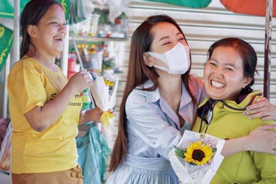 Fan lớn tuổi mắc bệnh xương khớp, Chi Pu lễ phép hỏi han, tận tình muốn hỗ trợ điều trị