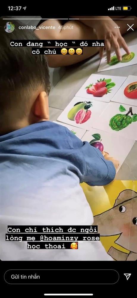 Mới hơn 1 tuổi nhưng con trai Hòa Minzy đã lộ rõ vẻ thông minh, ham học-1