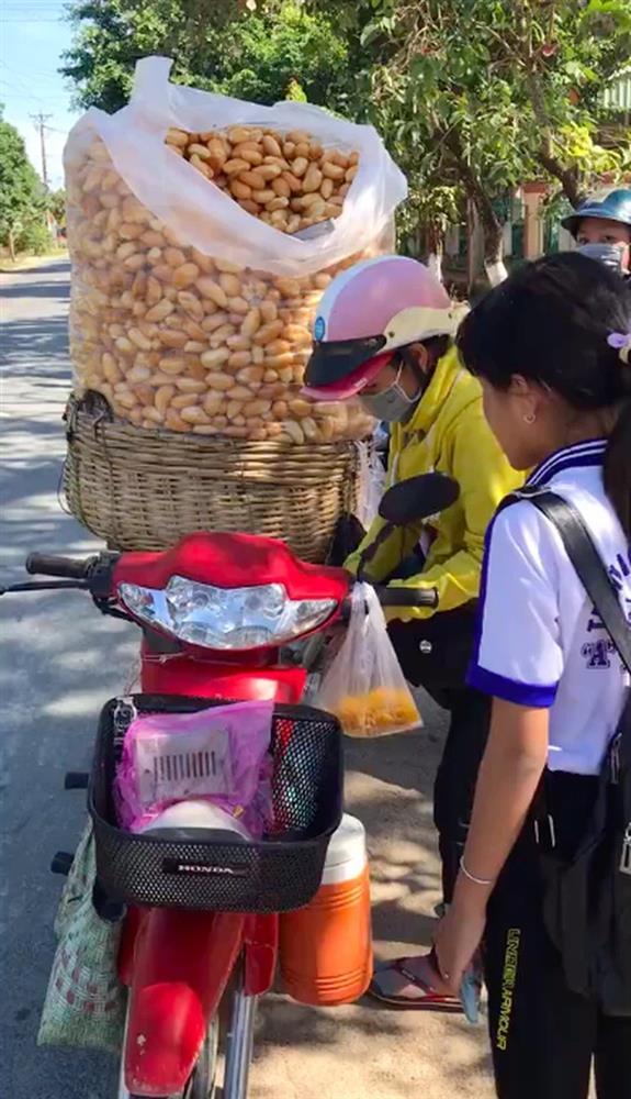 Hiếm lắm mới gặp xe bánh mì tí hon bán rẻ như cho ở miền Tây đầy ký ức tuổi thơ-1