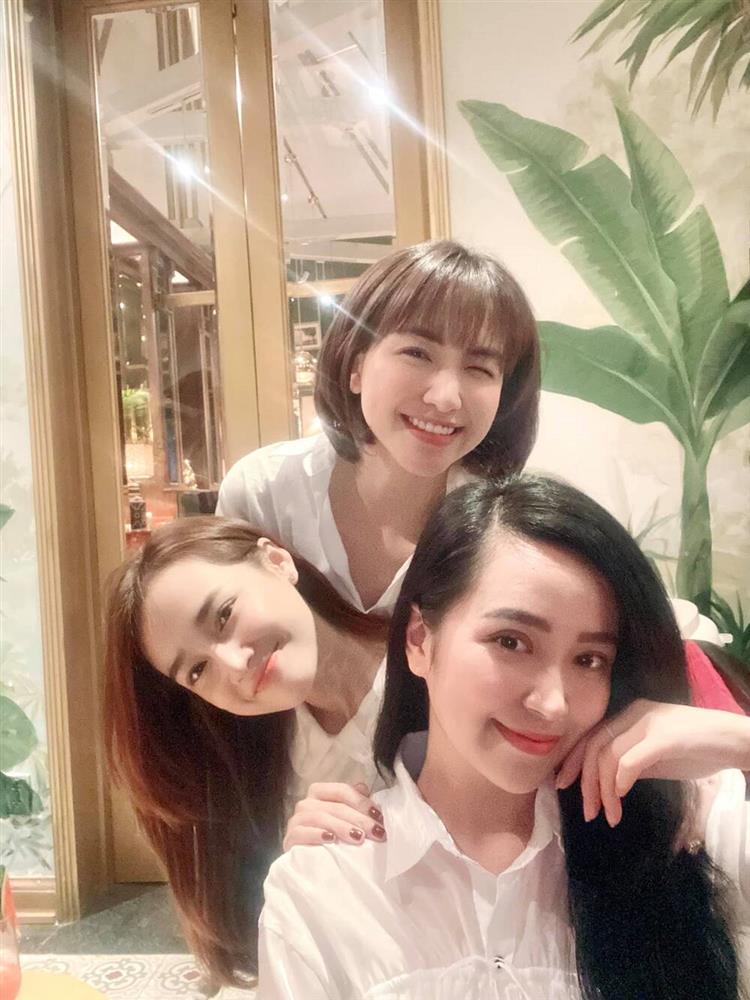 Đọ sắc với Hoà Minzy, Nhã Phương bị soi cánh tay như que củi-1