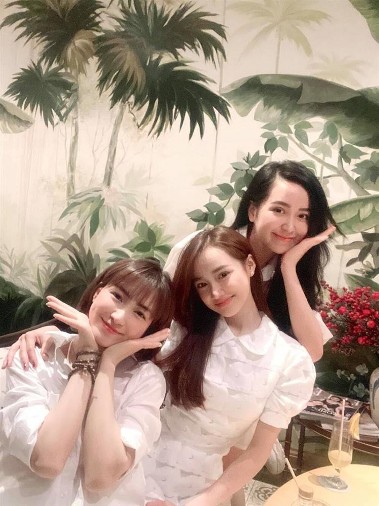 Đọ sắc với Hoà Minzy, Nhã Phương bị soi cánh tay như que củi-3