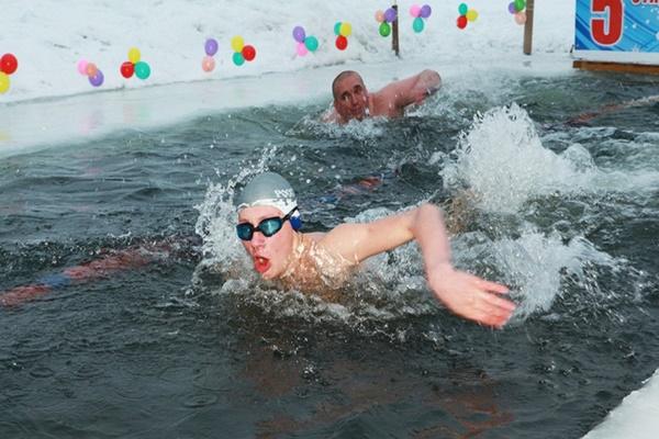 Du khách uống nước trực tiếp từ hồ băng ở Nga-1