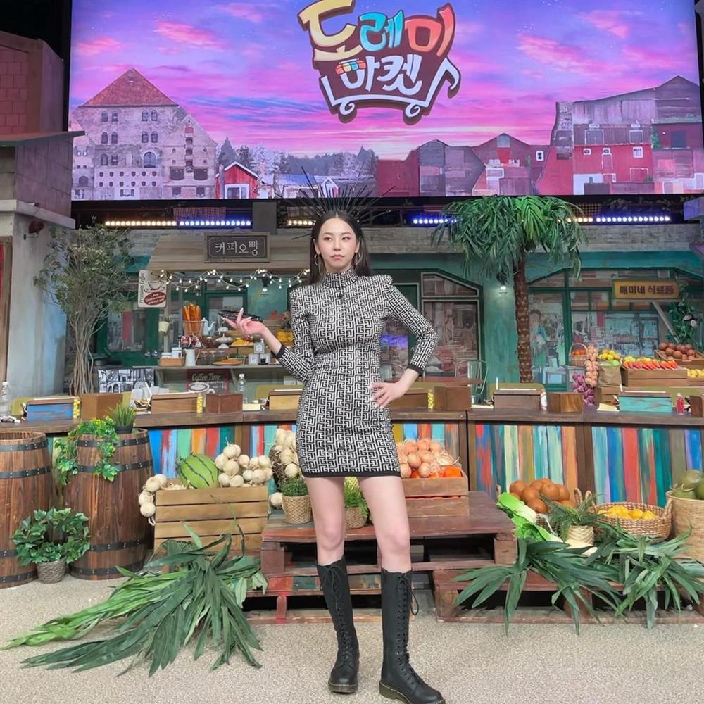 Style sao Hàn: Lee Da Hee trẻ trung, ác nữ Penthouse diện đồ bình dân vẫn sang chảnh-4