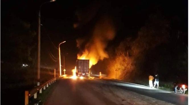 Clip: Khoảnh khắc container bốc cháy dữ dội trên quốc lộ, tài xế nhanh chân đạp cửa thoát thân-1